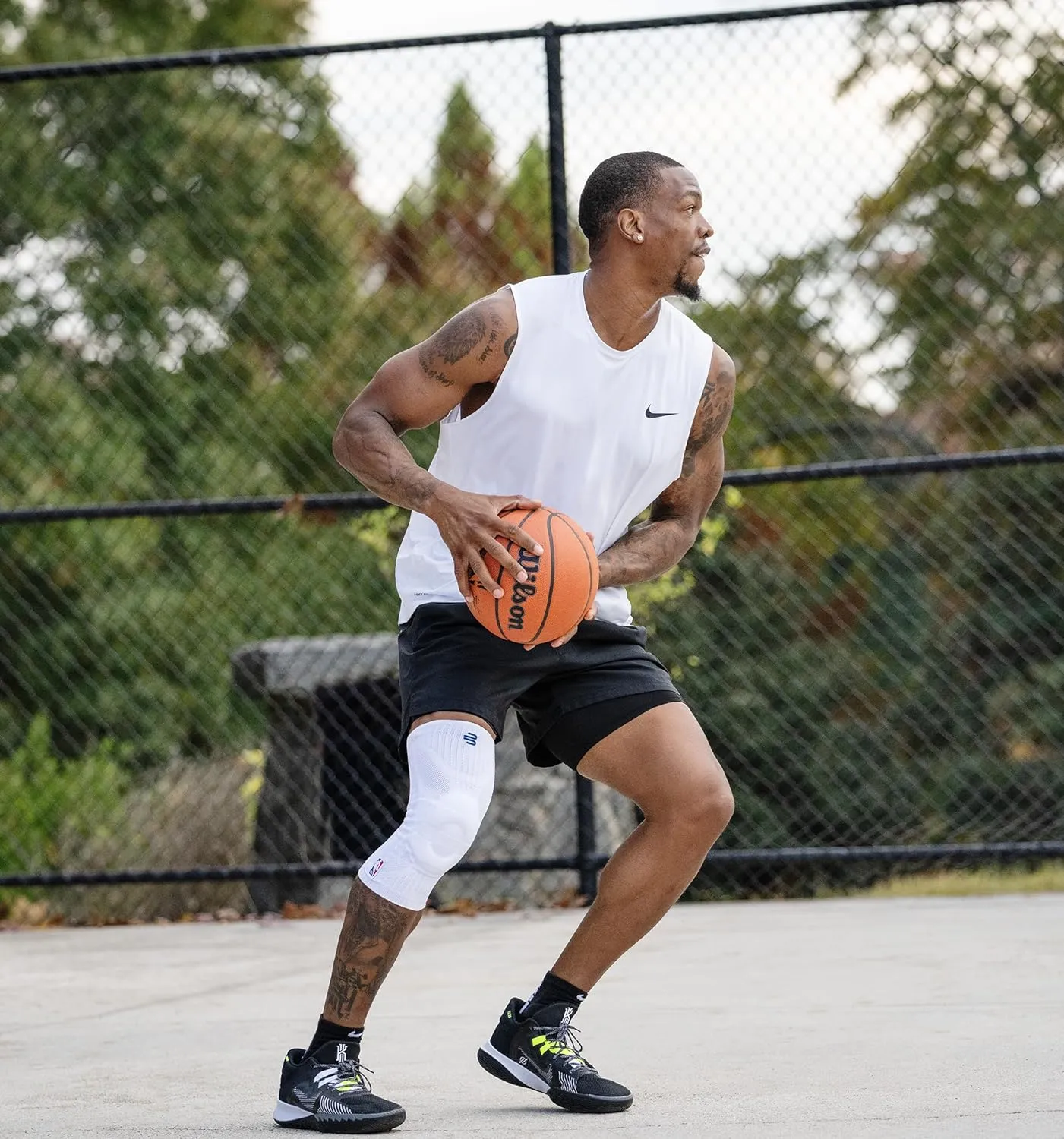 Bauerfeind Sports Compression Knee Support NBA Miami Heat - Lightweight Design with Gripping Zones for Basketball Knee Pain Relief & Performance (Heat, L)