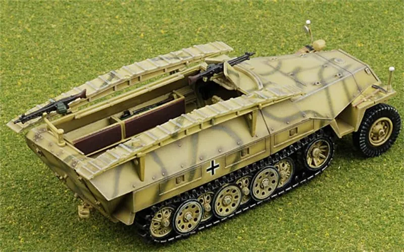 FloZ Hanomag Sd.Kfz.251 Schutzenpanzerwagen German Army 19th PzDiv Warsaw Poland 1944 1/72 Tank Pre-Built Model