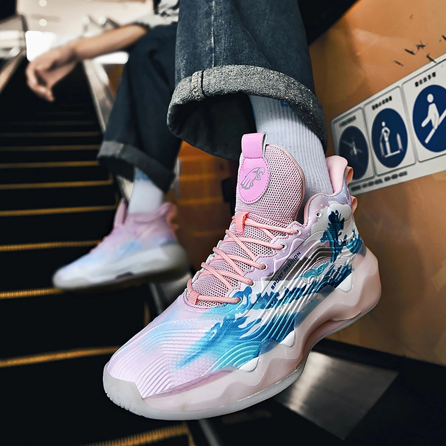 Men's High-Top Basketball ShoesWear-Resistant and Anti-Slip Soles Running Shoes Graffiti Design Fashionable Sports Shoes