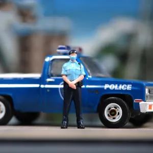 Painted Miniatures 1/18 1/24 1/64 1/43 1/87 Scale Policeman Stand Posture Toy Miniature Figure Diorama Action Figure Doll for Cars Vehicles Collection Display Scene (Painted, 1/43 Scale)