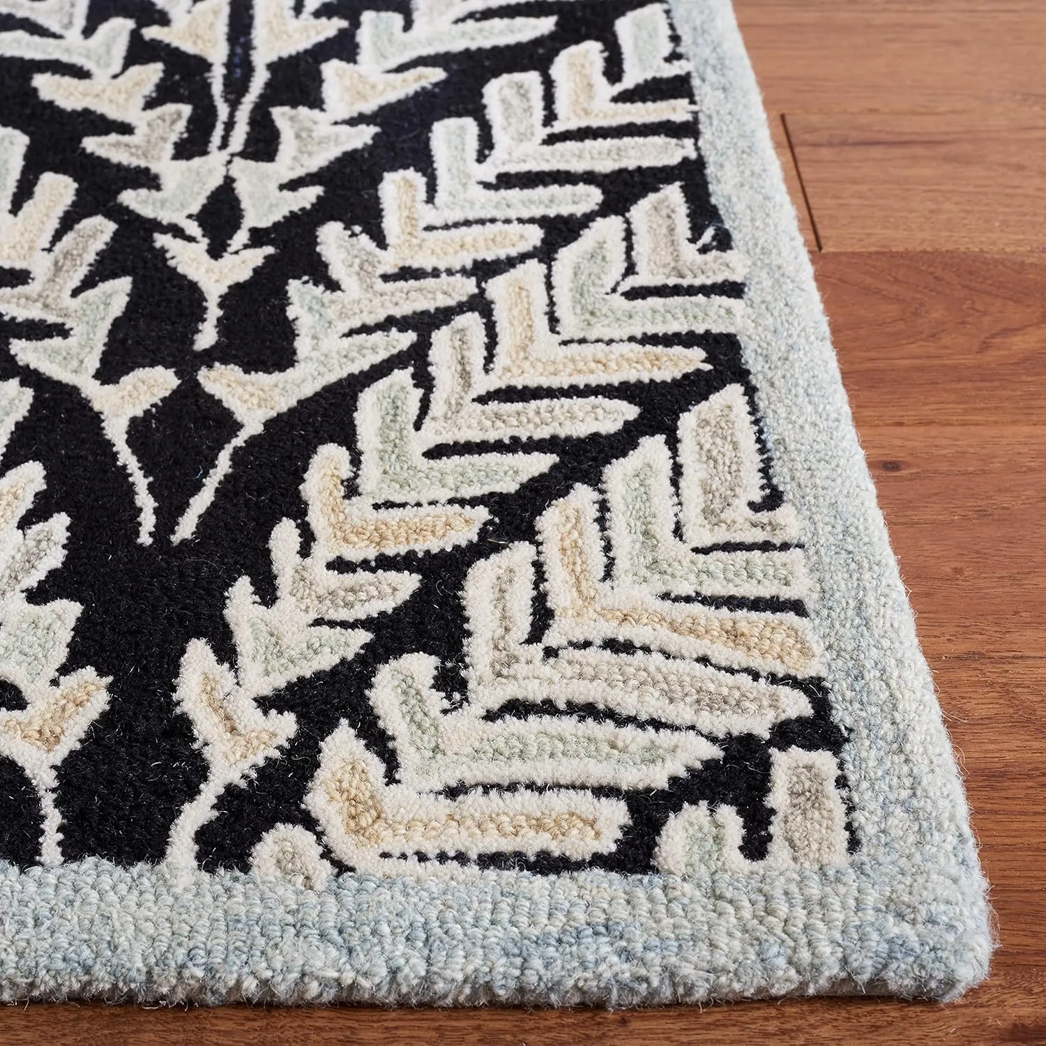 SAFAVIEH Capri Collection Area Rug - 5' x 8', Black & Ivory, Handmade Wool, Ideal for High Traffic Areas in Living Room, Bedroom (CPR208Z)