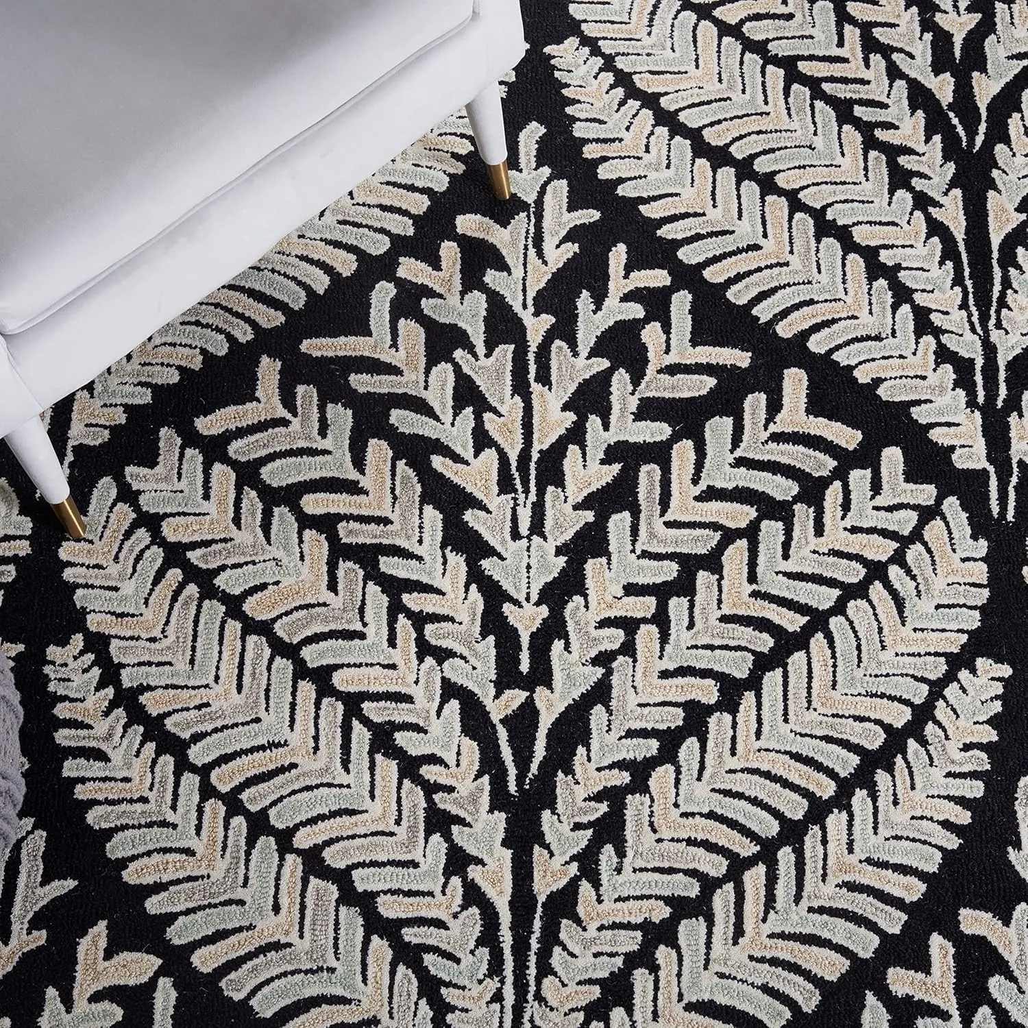 SAFAVIEH Capri Collection Area Rug - 5' x 8', Black & Ivory, Handmade Wool, Ideal for High Traffic Areas in Living Room, Bedroom (CPR208Z)