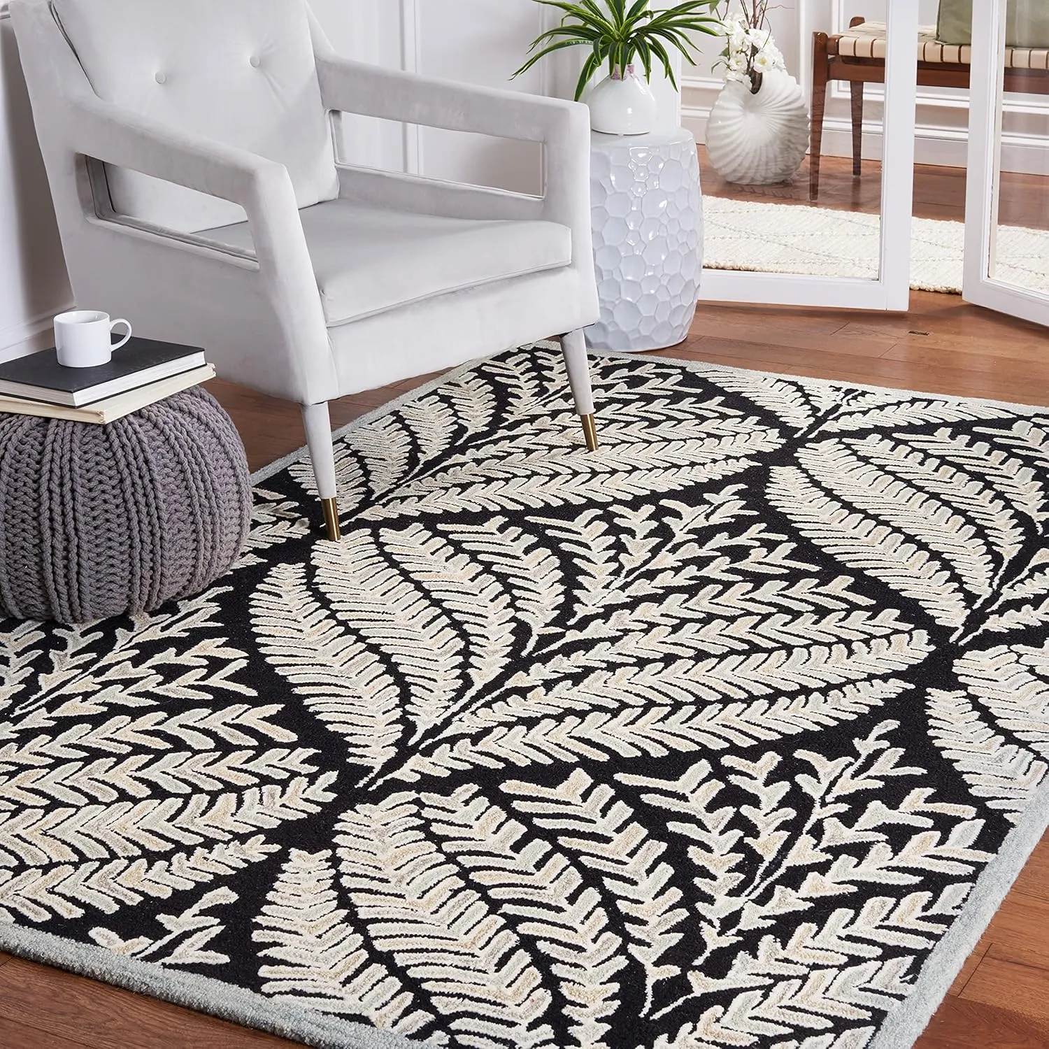 SAFAVIEH Capri Collection Area Rug - 5' x 8', Black & Ivory, Handmade Wool, Ideal for High Traffic Areas in Living Room, Bedroom (CPR208Z)