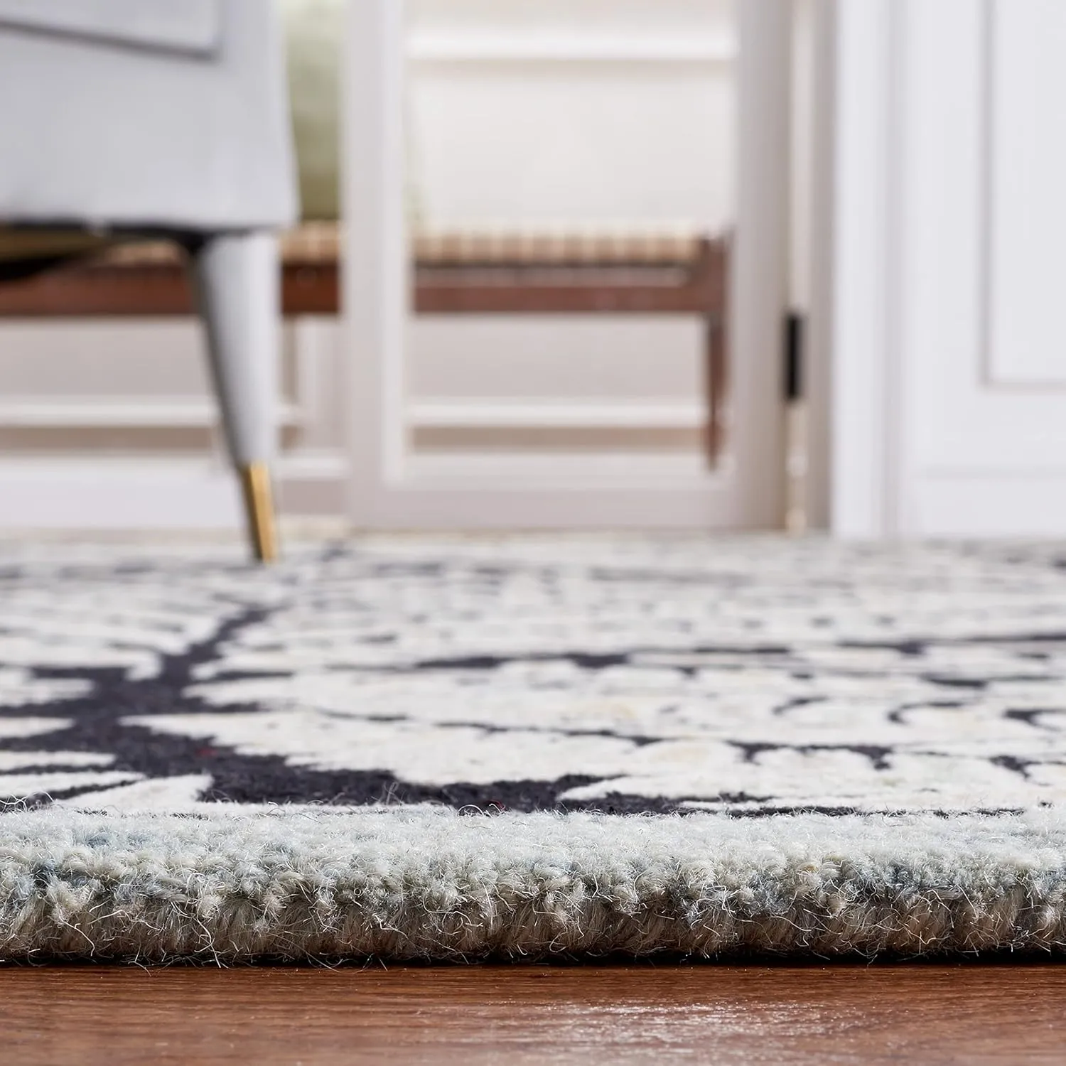 SAFAVIEH Capri Collection Area Rug - 5' x 8', Black & Ivory, Handmade Wool, Ideal for High Traffic Areas in Living Room, Bedroom (CPR208Z)