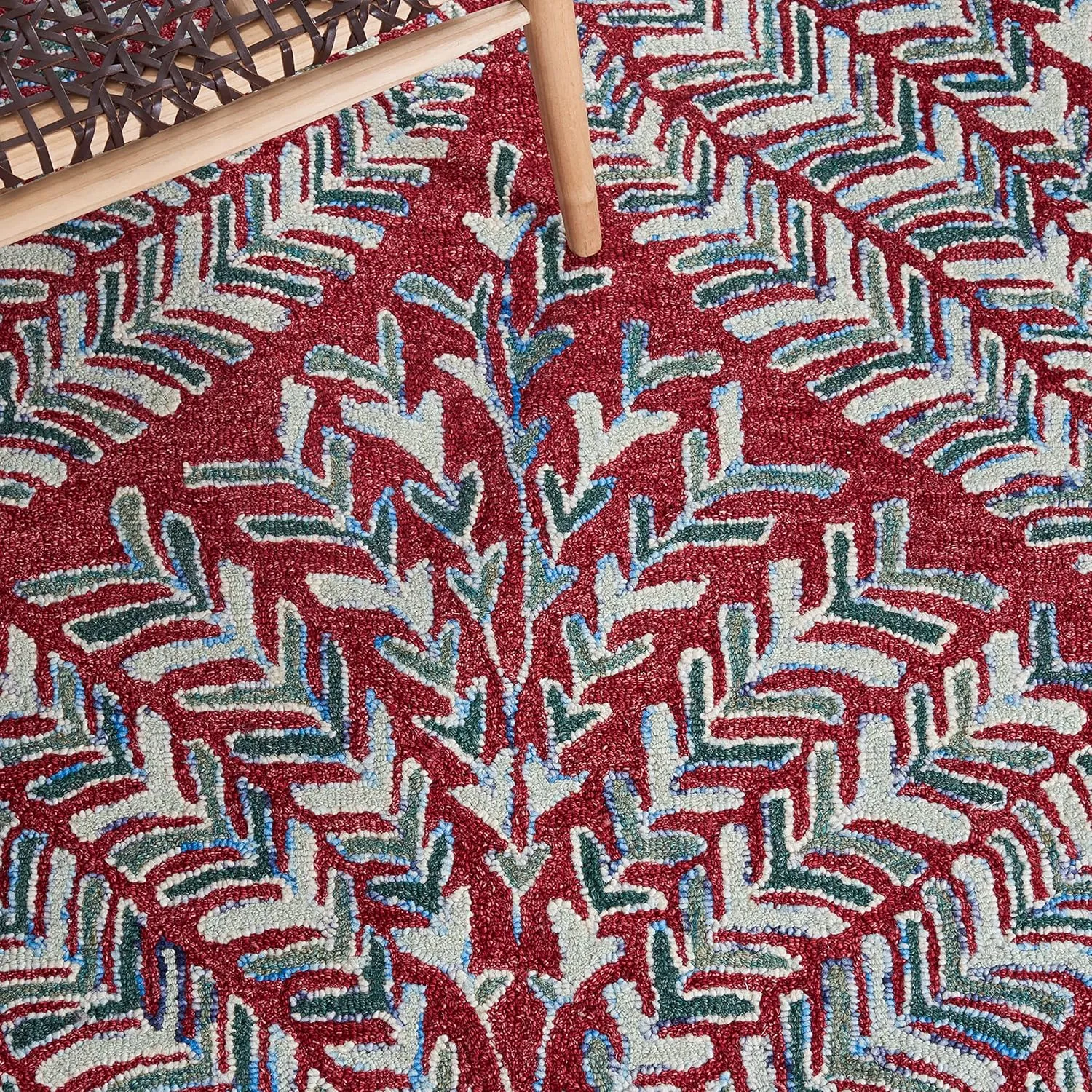 SAFAVIEH Capri Collection Area Rug - 5' x 8', Red & Green, Handmade Wool, Ideal for High Traffic Areas in Living Room, Bedroom (CPR208Q)