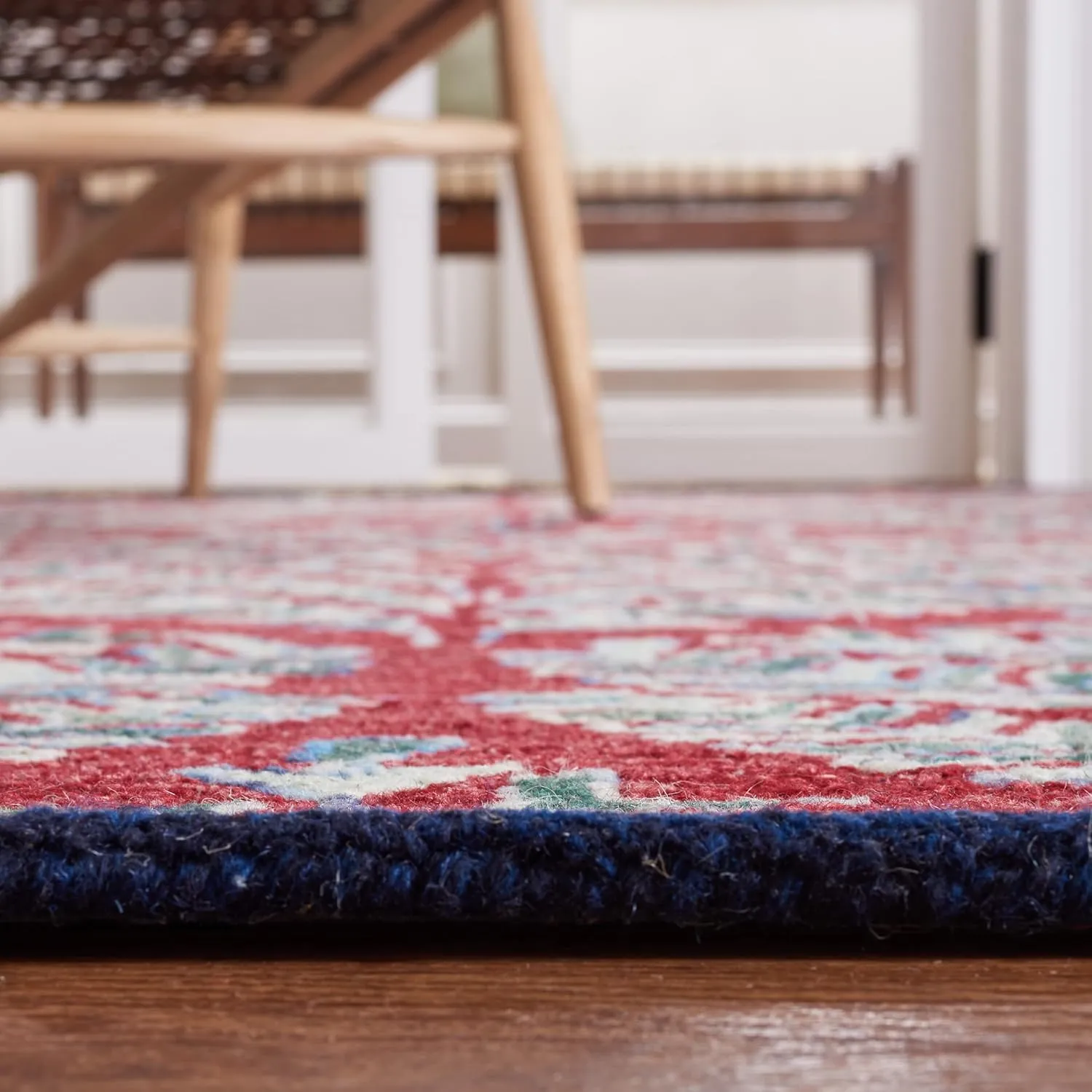 SAFAVIEH Capri Collection Area Rug - 5' x 8', Red & Green, Handmade Wool, Ideal for High Traffic Areas in Living Room, Bedroom (CPR208Q)