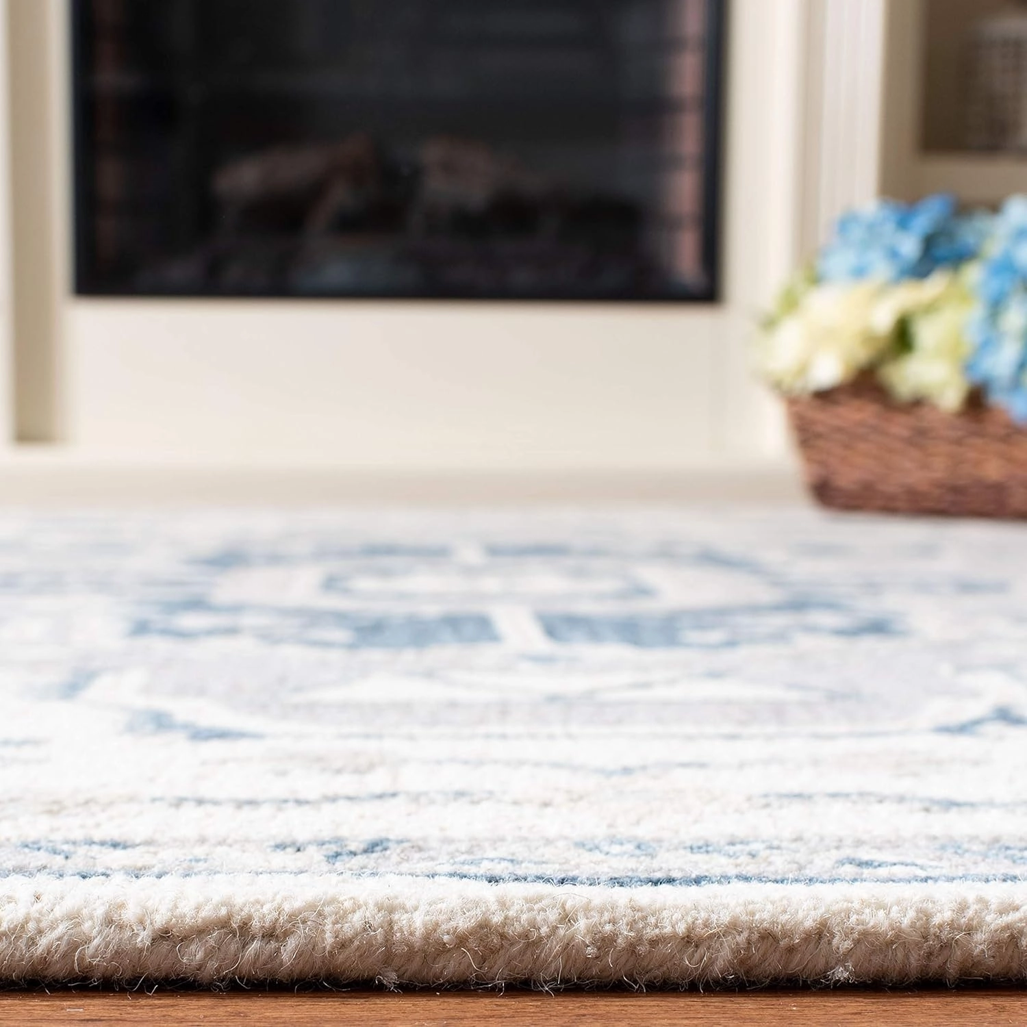 Safavieh Micro-Loop Collection Area Rug - 8' x 10', Ivory & Navy, Handmade Shabby Chic Medallion Wool, Ideal for High Traffic Areas in Living Room, Bedroom (MLP503L)